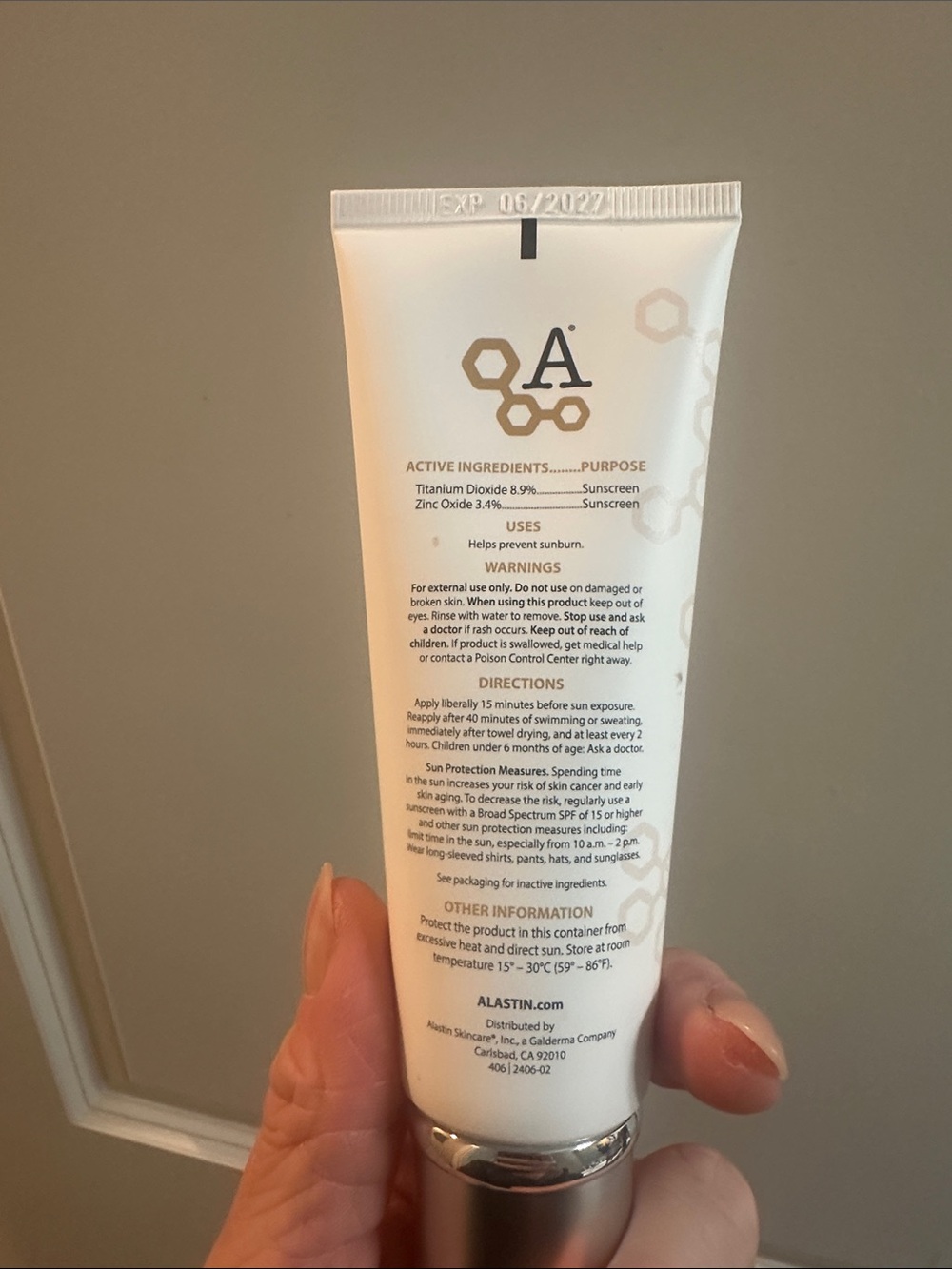 Hydratint Pro Mineral Sunscreen -tinted - Picture 4 of 4